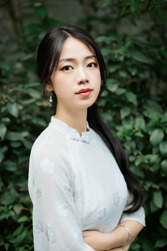 穿着民国风格旗袍的美女在古城游玩图片