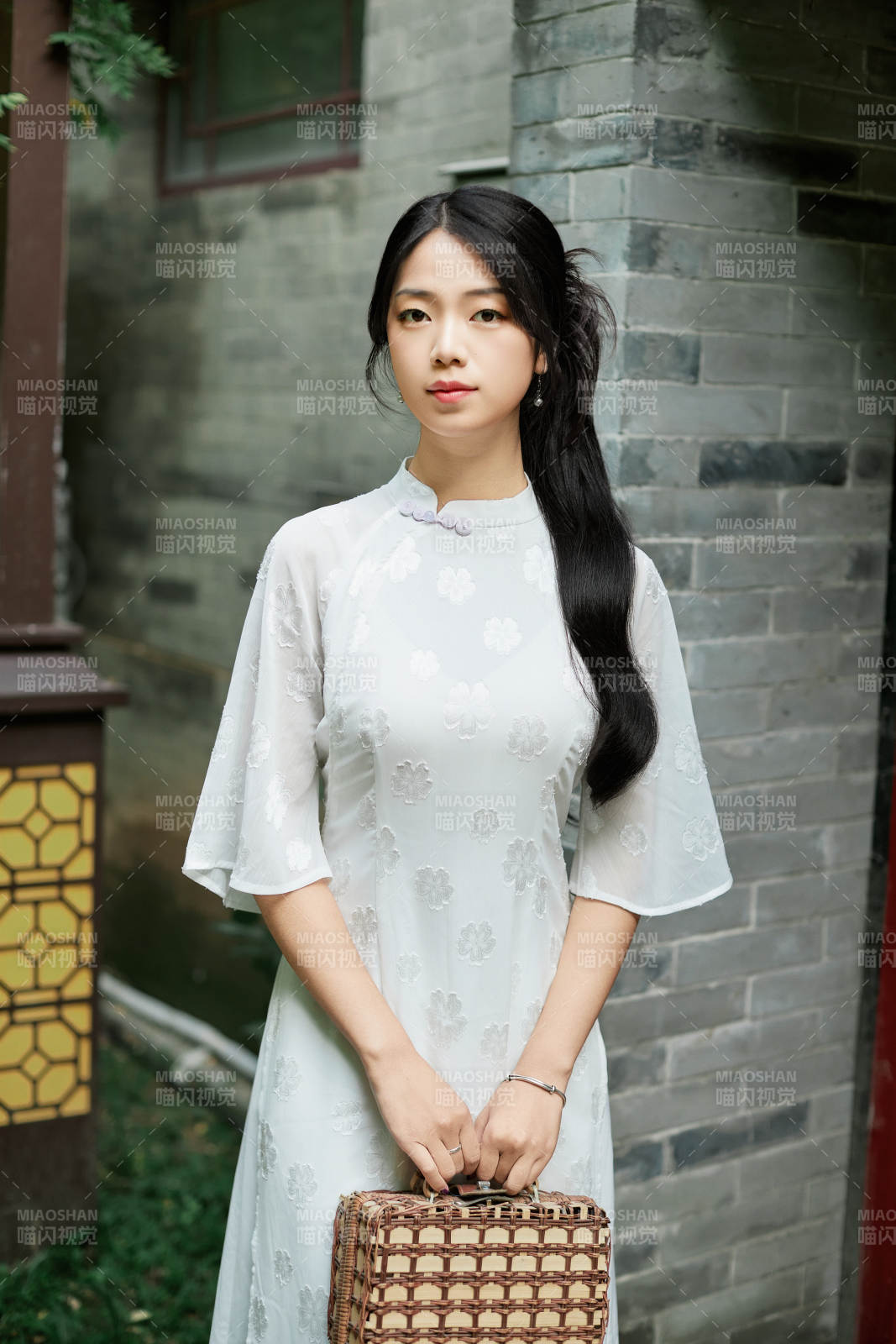 穿着民国风格旗袍的美女在古城游玩图片