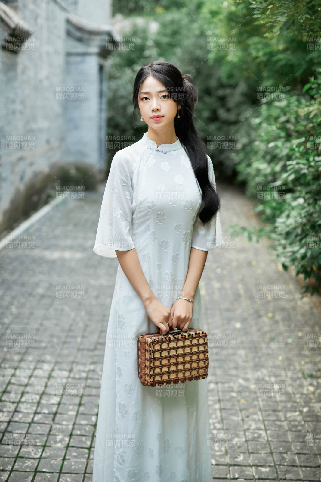 穿着民国风格旗袍的美女在古城游玩图片