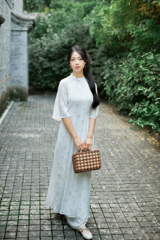 穿着民国风格旗袍的美女在古城游玩图片