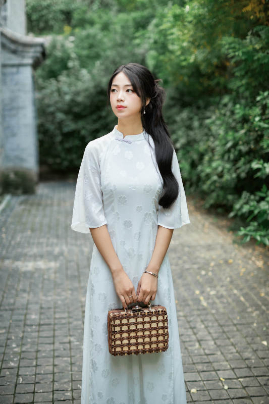 穿着民国风格旗袍的美女在古城游玩图片