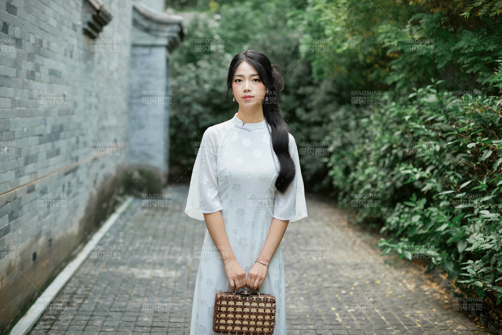 穿着民国风格旗袍的美女在古城游玩图片