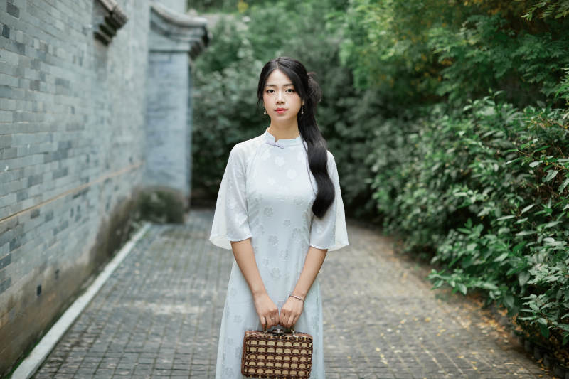 穿着民国风格旗袍的美女在古城游玩图片