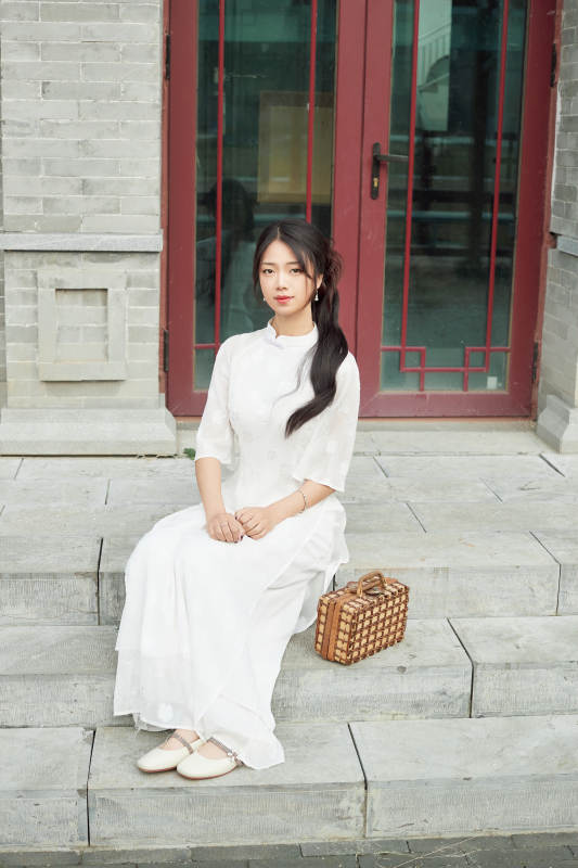 在影视基地身穿旗袍的亚洲女性图片