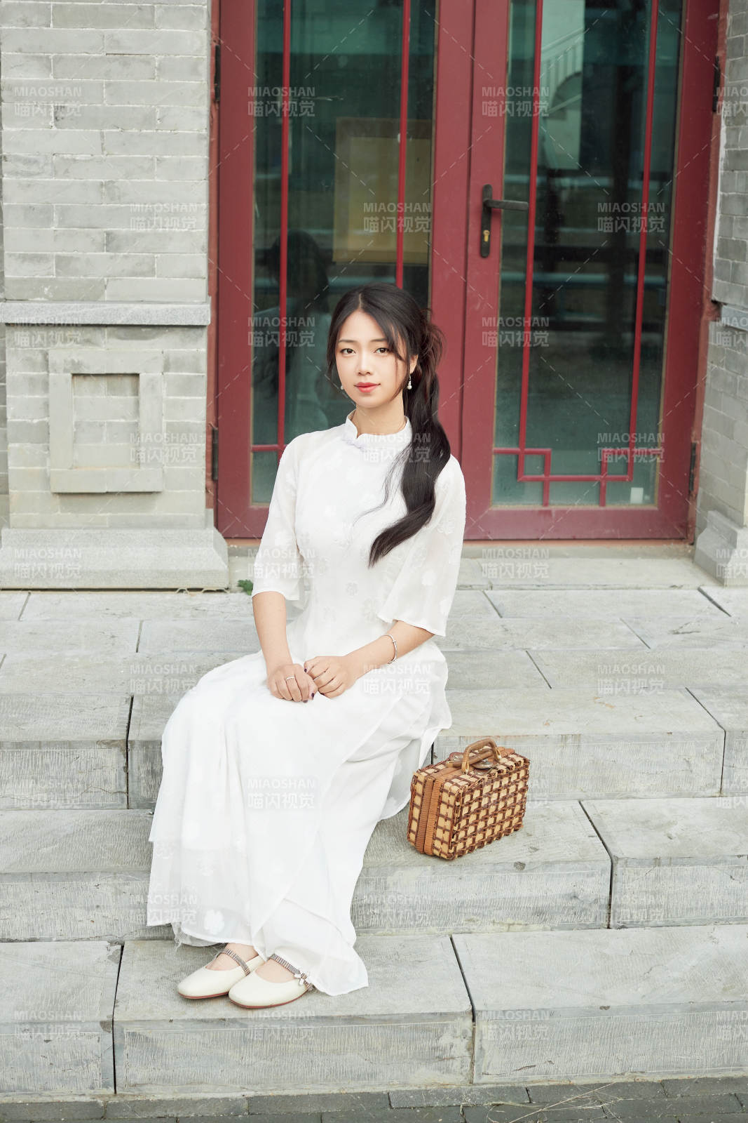 在影视基地身穿旗袍的亚洲女性图片