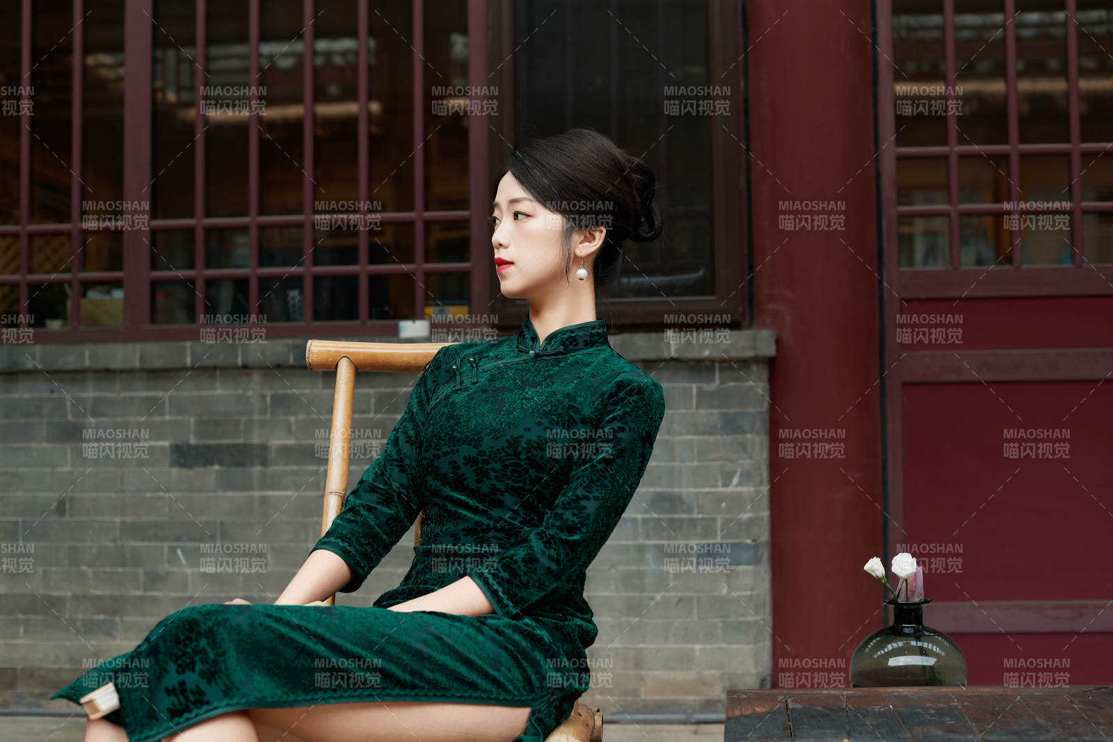 坐在中式庭院里身穿复古旗袍的亚洲女性图片