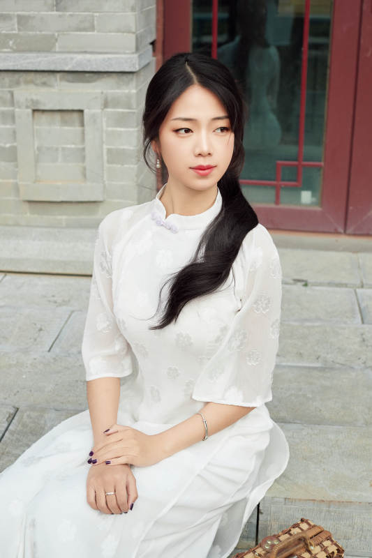 在影视基地身穿旗袍的亚洲女性图片