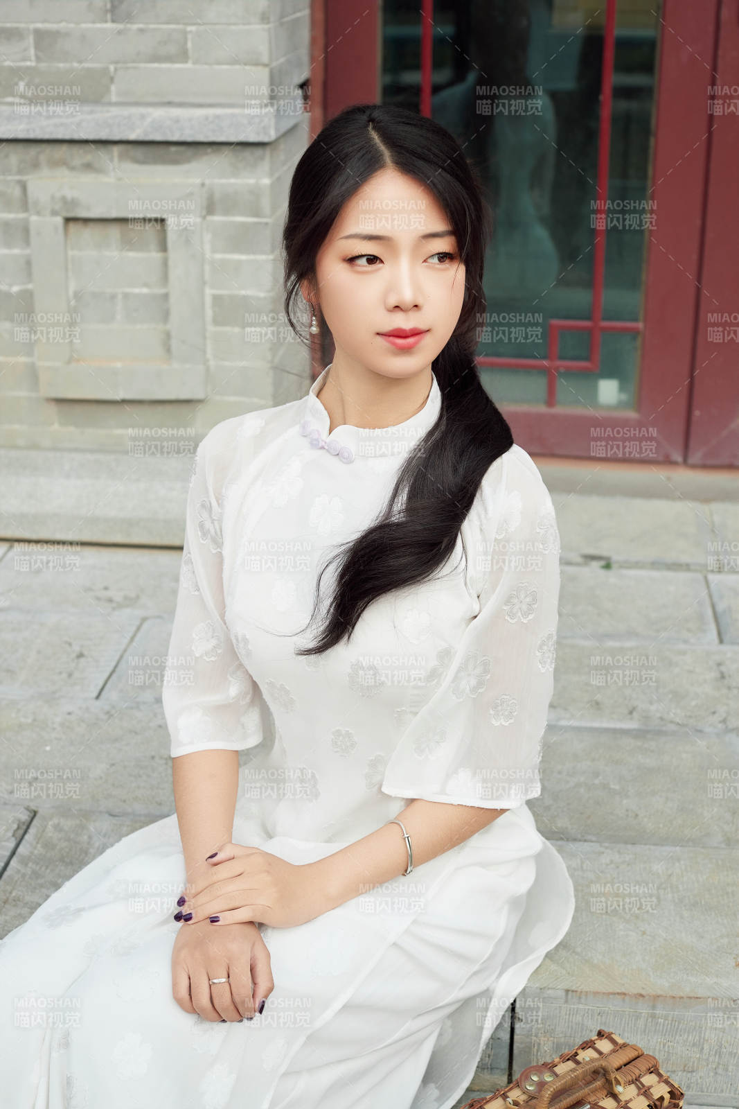 在影视基地身穿旗袍的亚洲女性图片