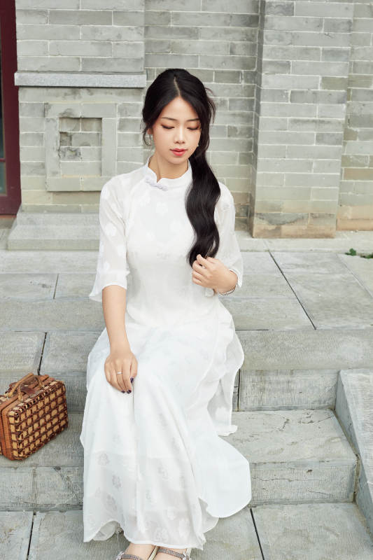 在影视基地身穿旗袍的亚洲女性图片