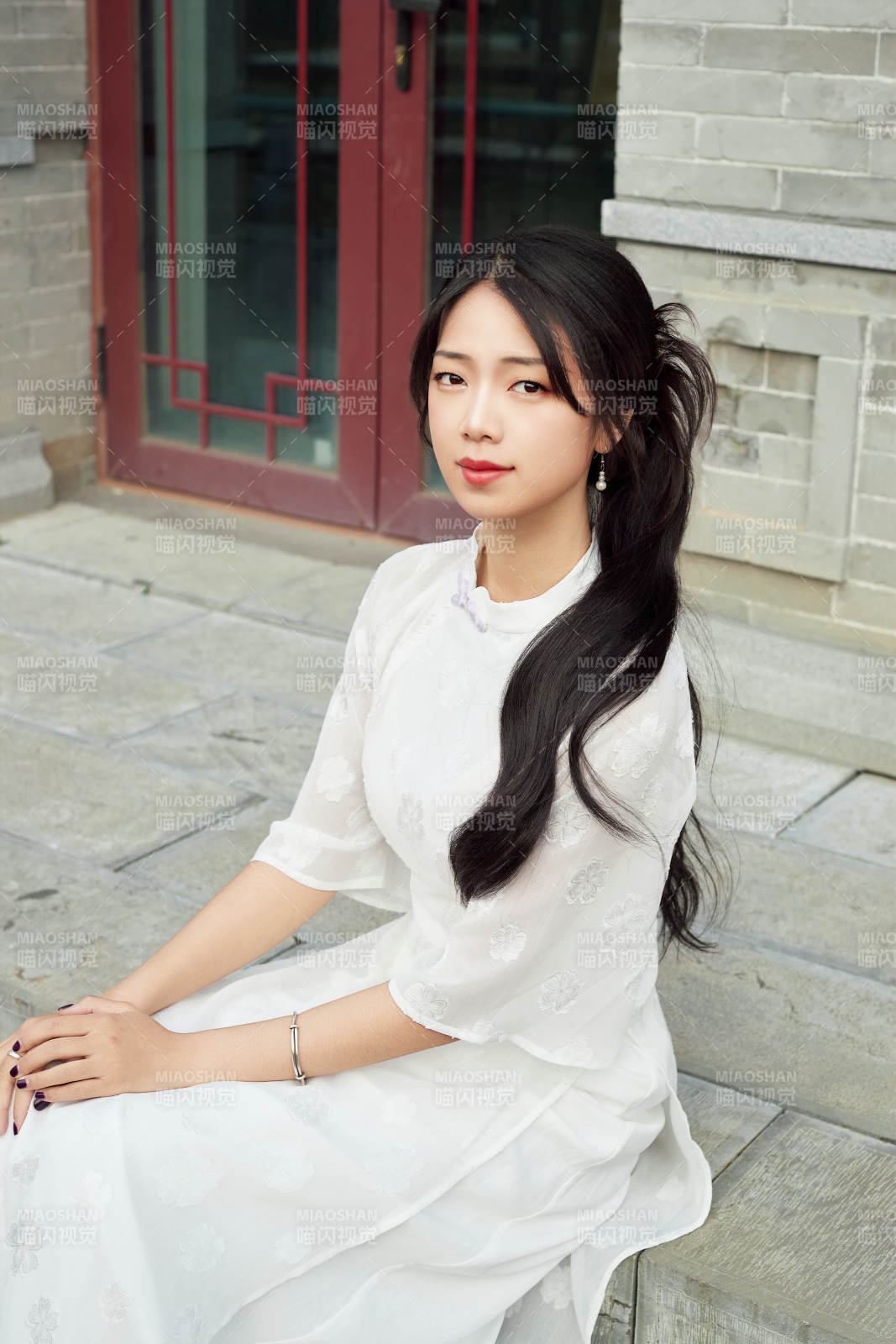 在影视基地身穿旗袍的亚洲女性图片