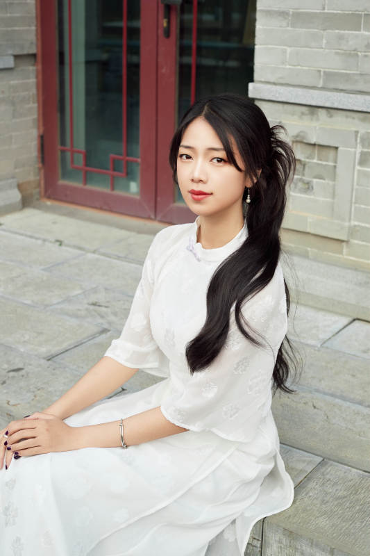 在影视基地身穿旗袍的亚洲女性图片