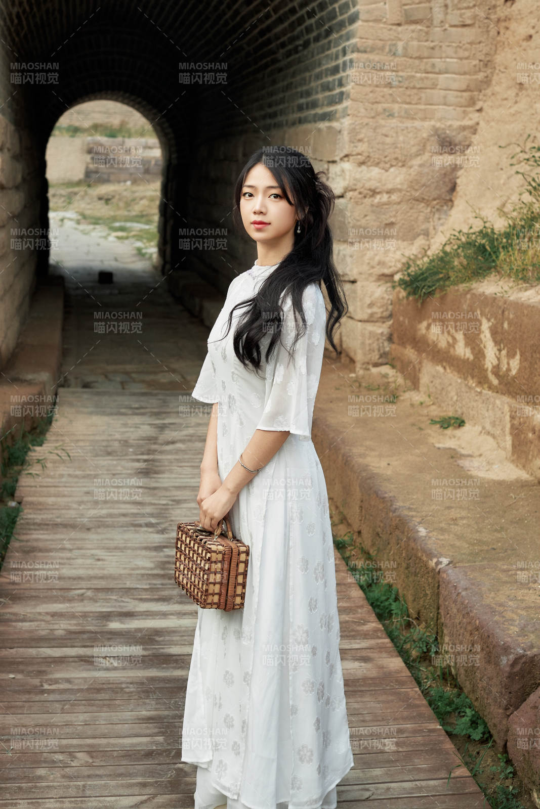 在影视基地身穿旗袍的亚洲女性图片