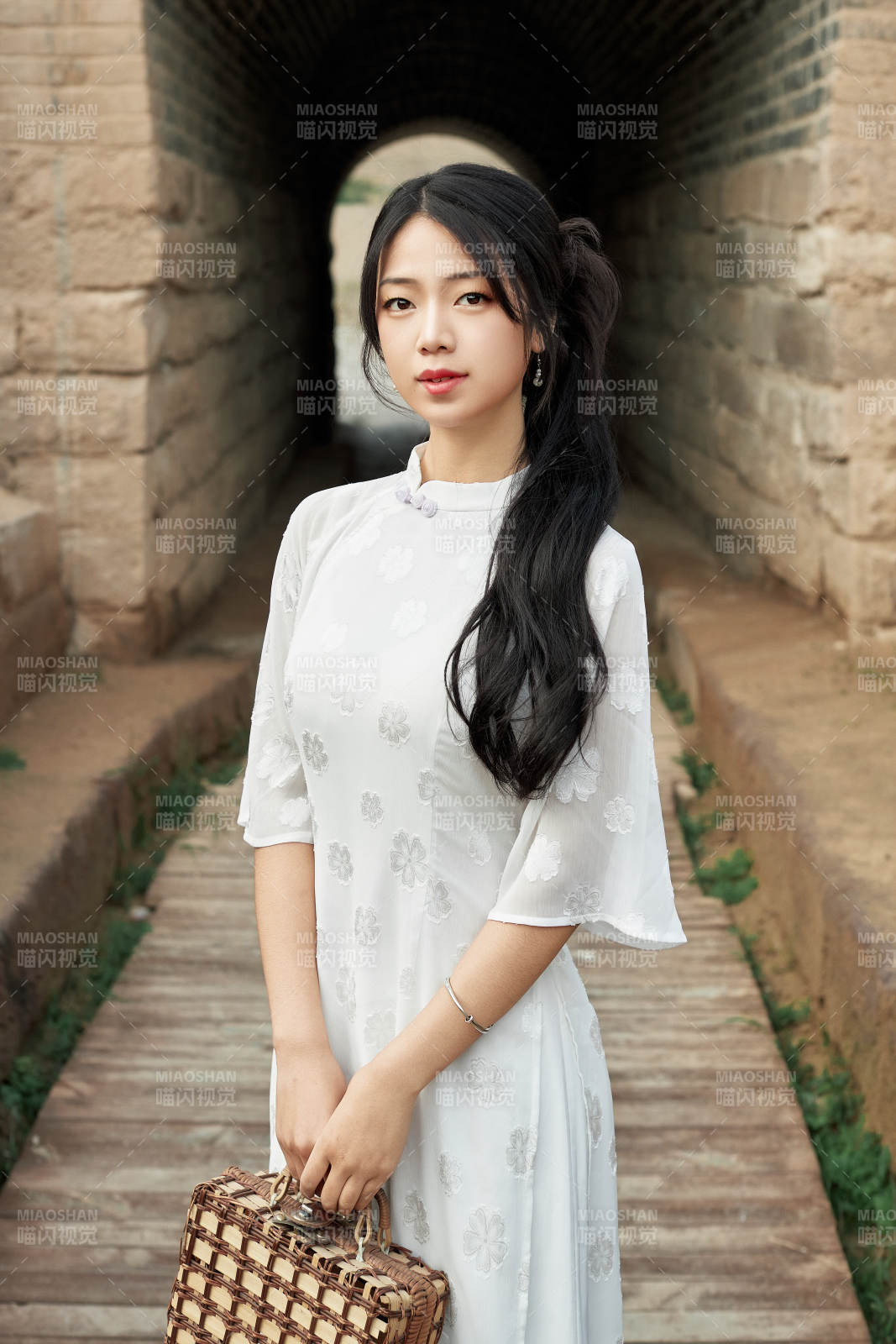 在影视基地身穿旗袍的亚洲女性图片