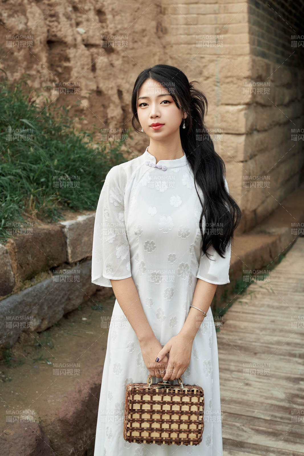 在影视基地身穿旗袍的亚洲女性图片