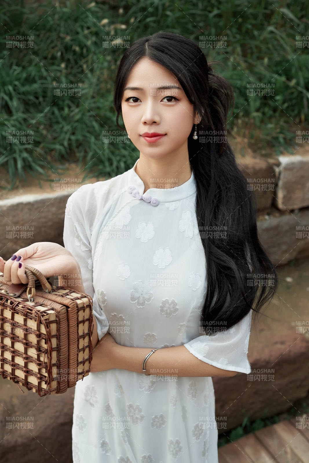 在影视基地身穿旗袍的亚洲女性图片