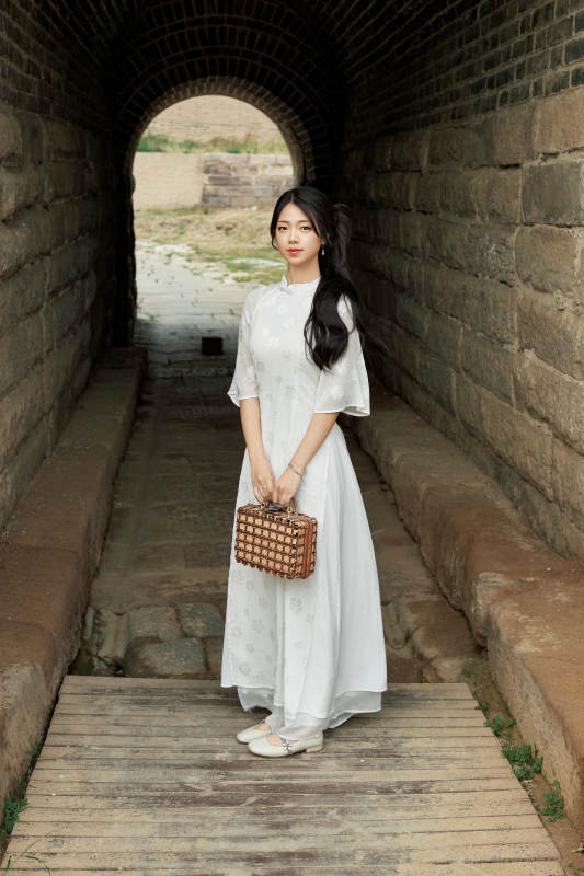 在影视基地身穿旗袍的亚洲女性图片