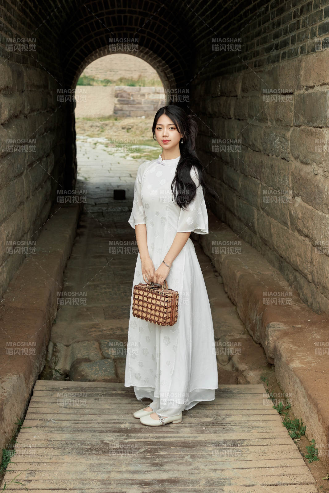 在影视基地身穿旗袍的亚洲女性图片