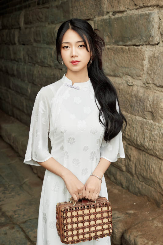 在影视基地身穿旗袍的亚洲女性图片