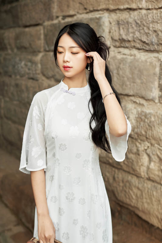 在影视基地身穿旗袍的亚洲女性图片