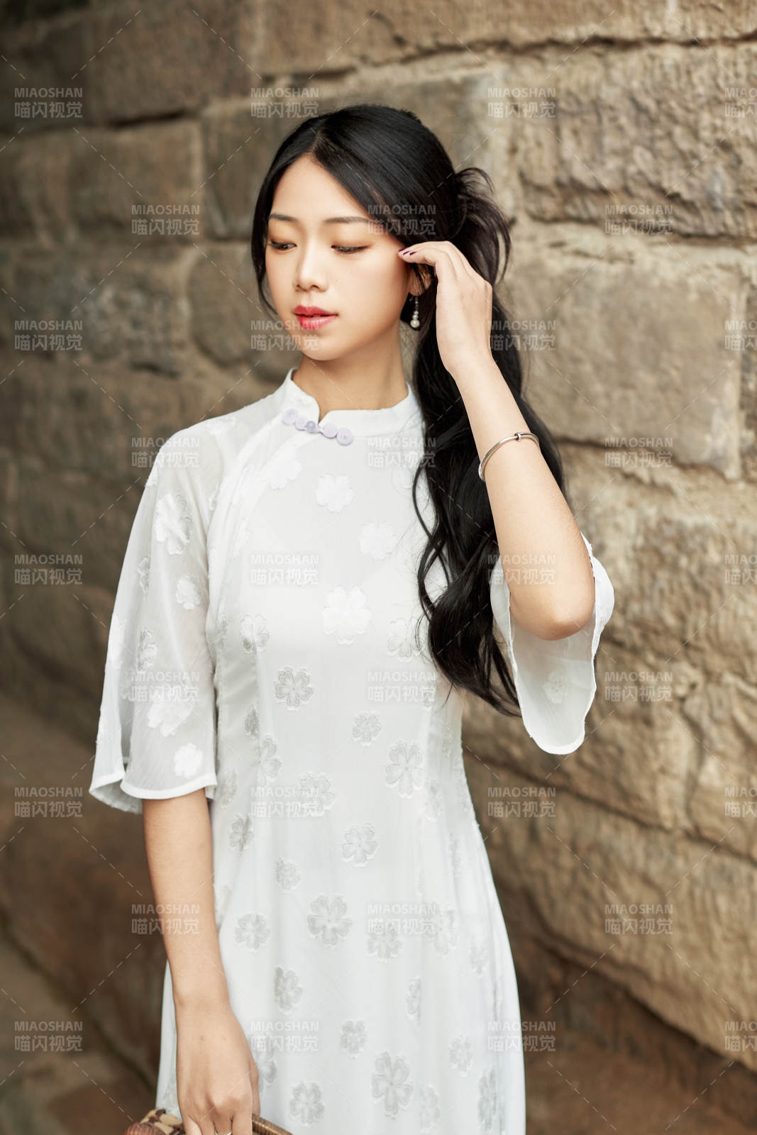 在影视基地身穿旗袍的亚洲女性图片