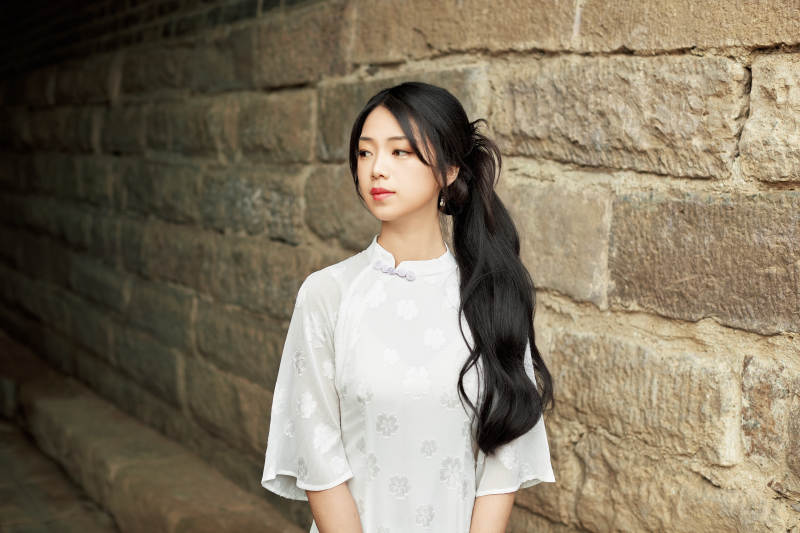 在影视基地身穿旗袍的亚洲女性图片