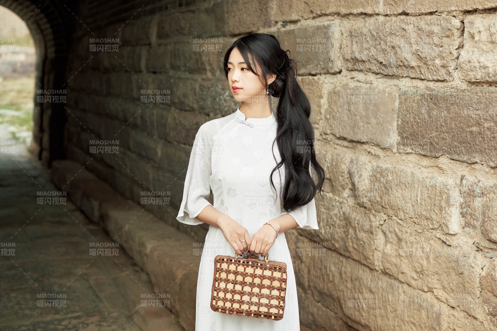 在影视基地身穿旗袍的亚洲女性图片