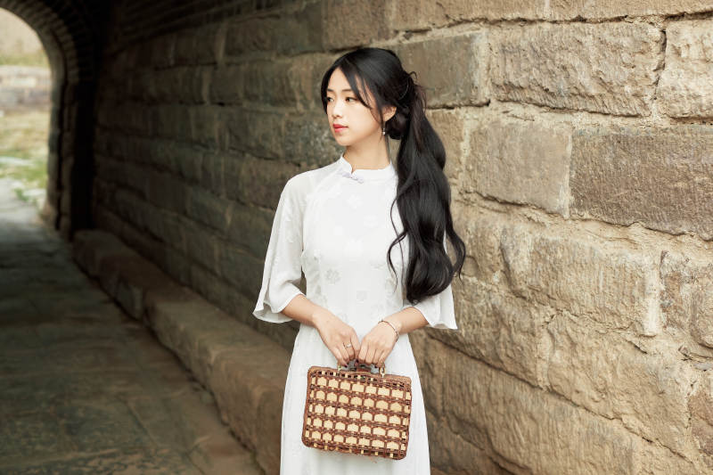 在影视基地身穿旗袍的亚洲女性图片