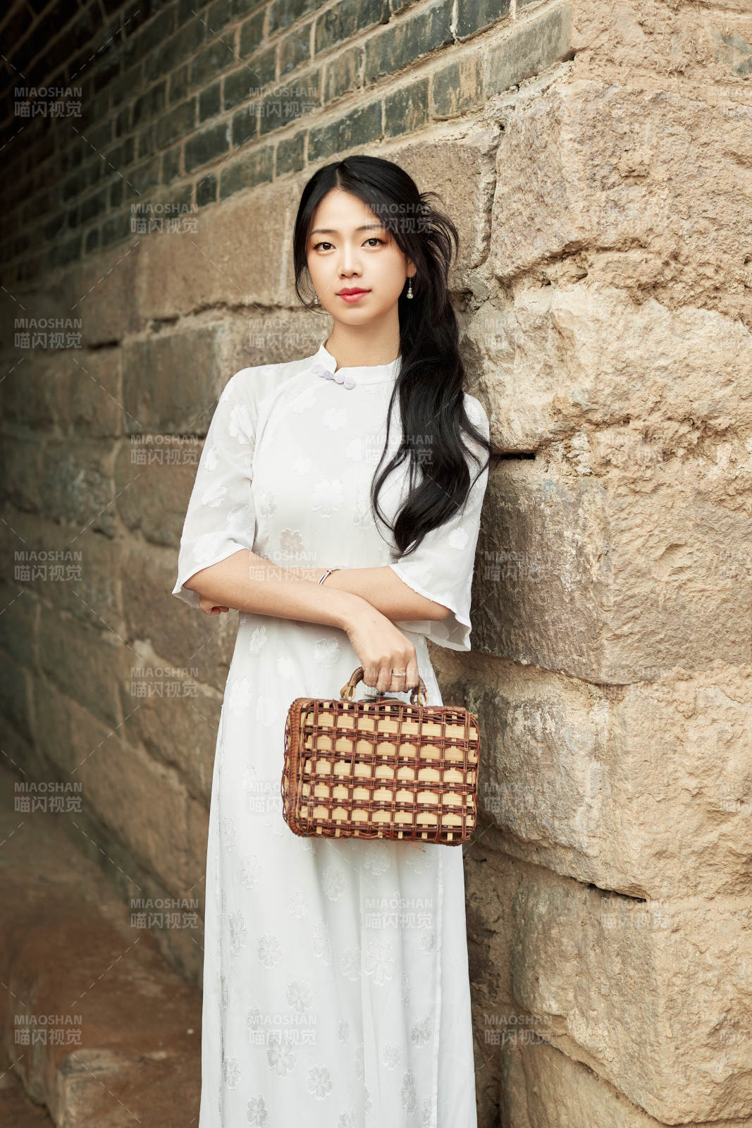 在影视基地身穿旗袍的亚洲女性图片