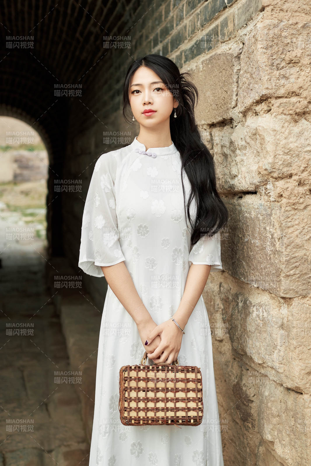 在影视基地身穿旗袍的亚洲女性图片