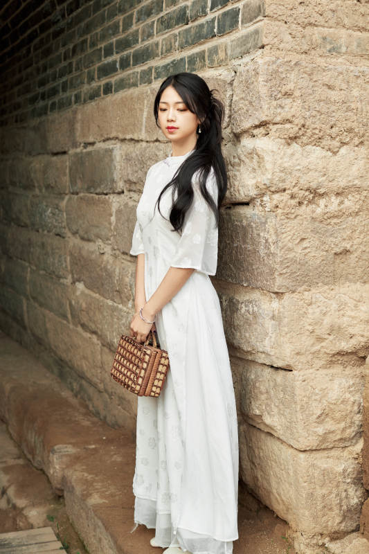 在影视基地身穿旗袍的亚洲女性图片