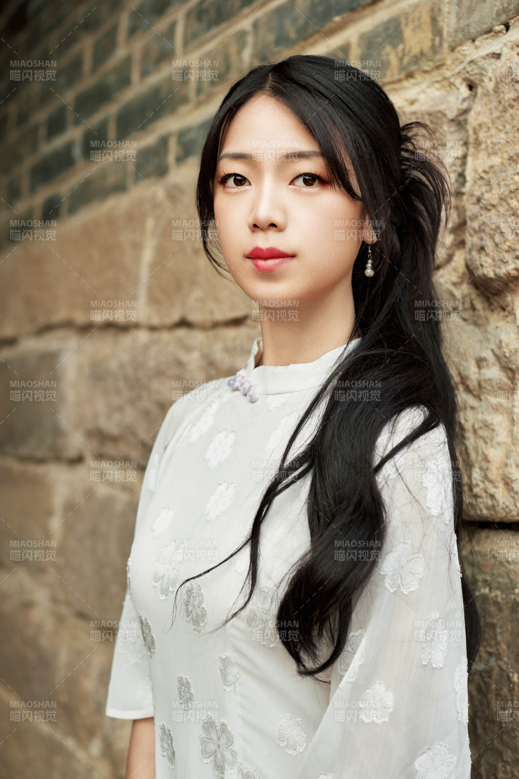 在影视基地身穿旗袍的亚洲女性图片