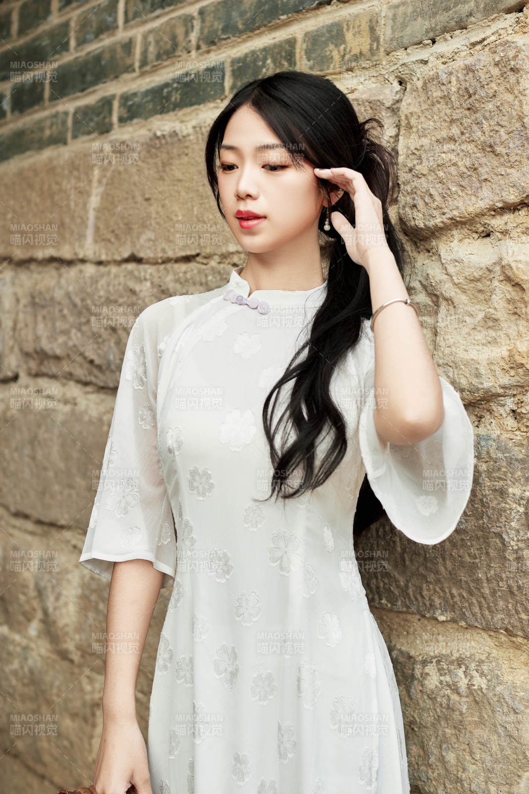 在影视基地身穿旗袍的亚洲女性图片