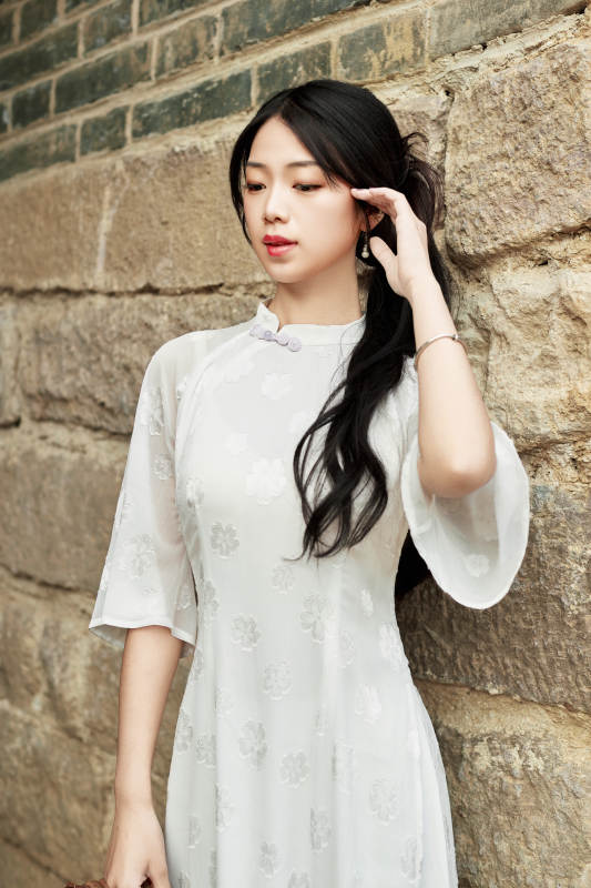 在影视基地身穿旗袍的亚洲女性图片