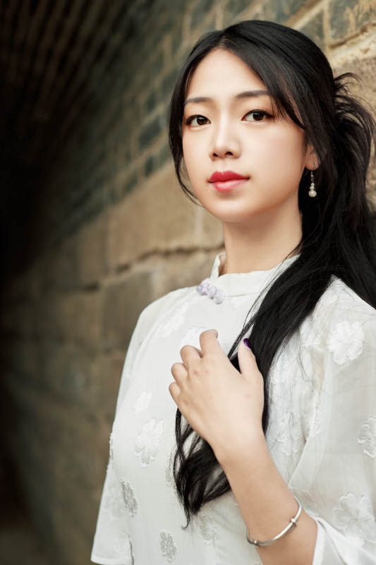 在影视基地身穿旗袍的亚洲女性图片