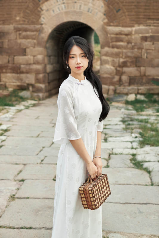 在影视基地身穿旗袍的亚洲女性图片