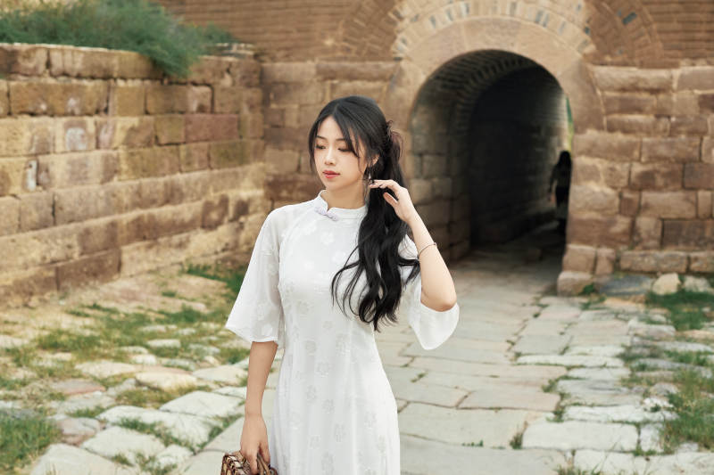 在影视基地身穿旗袍的亚洲女性图片