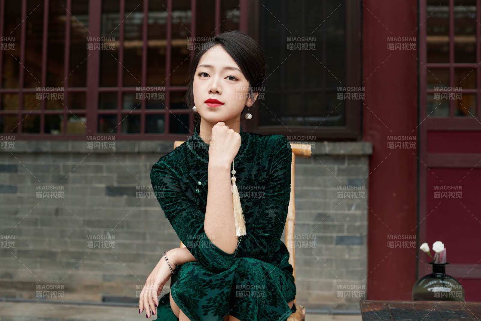 在中式庭院里身穿复古旗袍的亚洲女性图片