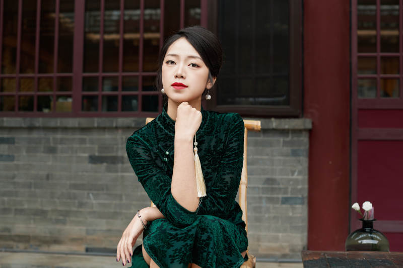 在中式庭院里身穿复古旗袍的亚洲女性图片