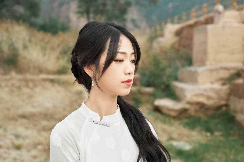 在影视基地身穿旗袍的亚洲女性图片