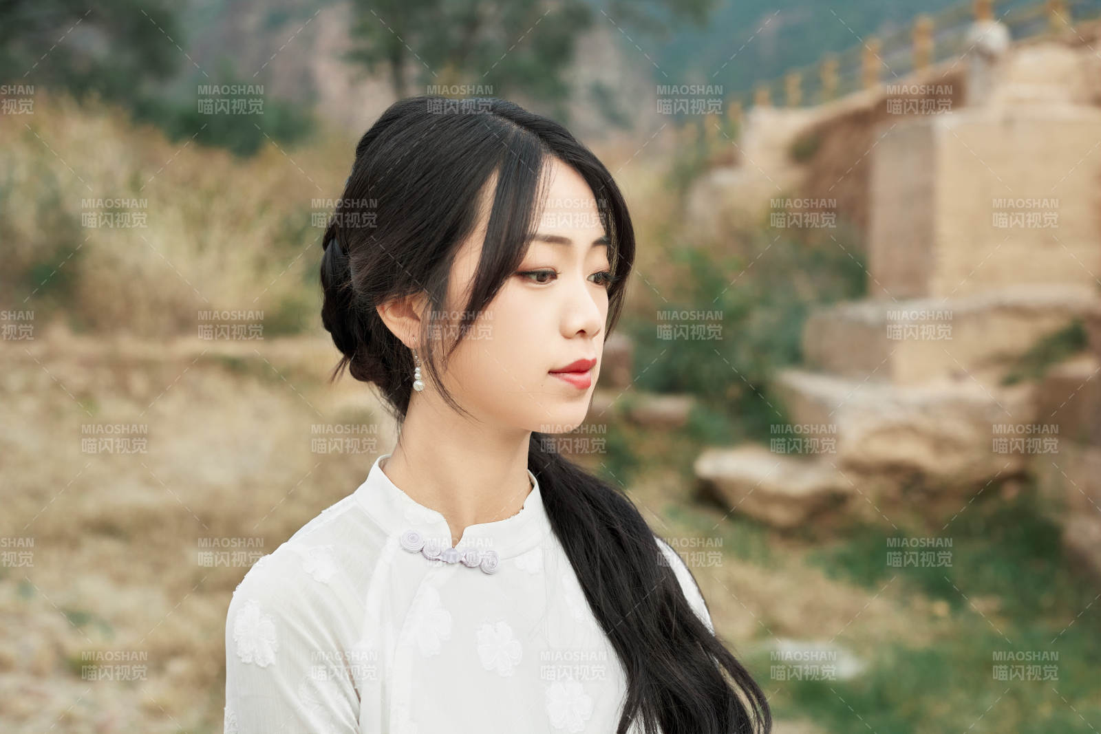 在影视基地身穿旗袍的亚洲女性图片