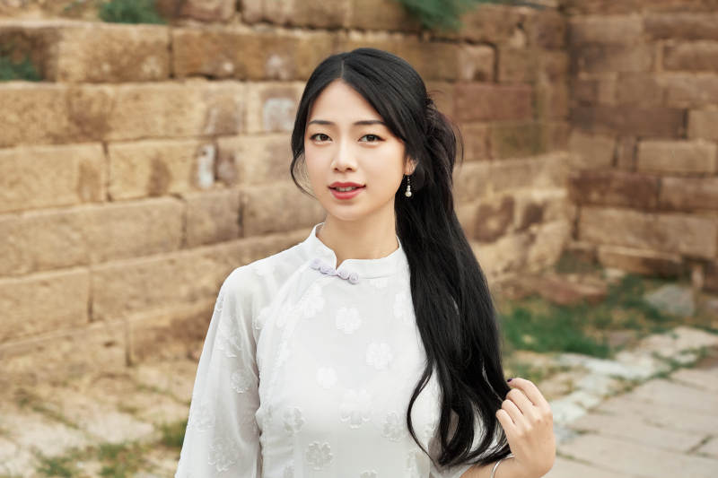 在影视基地身穿旗袍的亚洲女性图片