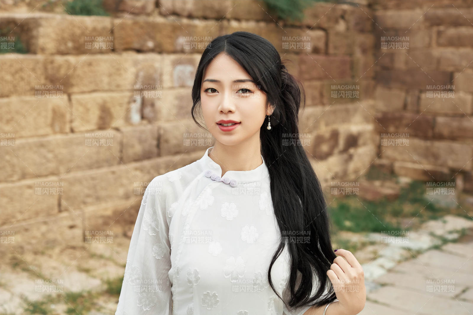 在影视基地身穿旗袍的亚洲女性图片