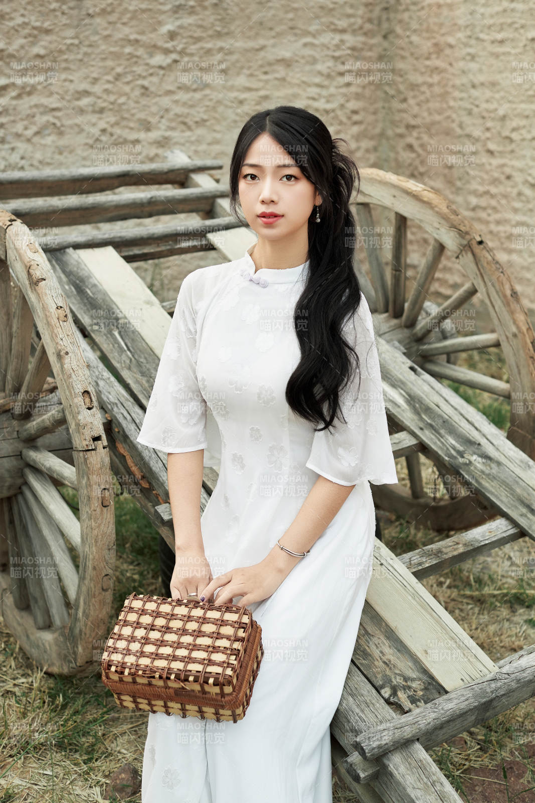 在影视基地身穿旗袍的亚洲女性图片