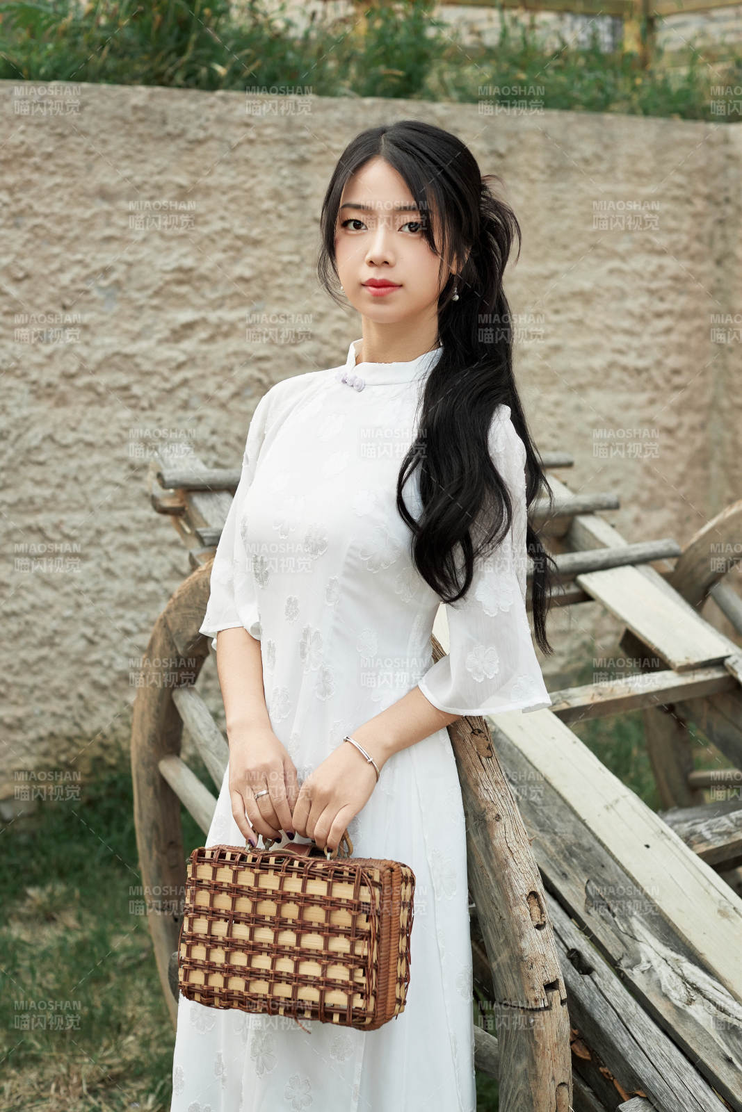 在影视基地身穿旗袍的亚洲女性图片