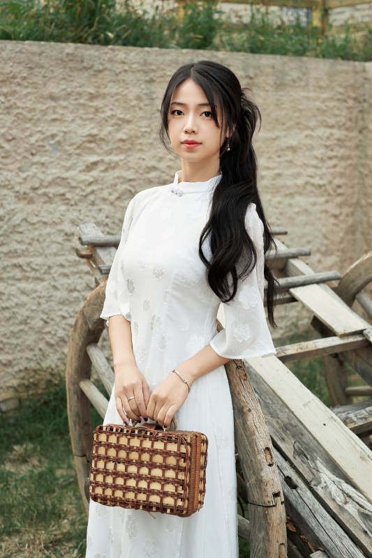 在影视基地身穿旗袍的亚洲女性图片