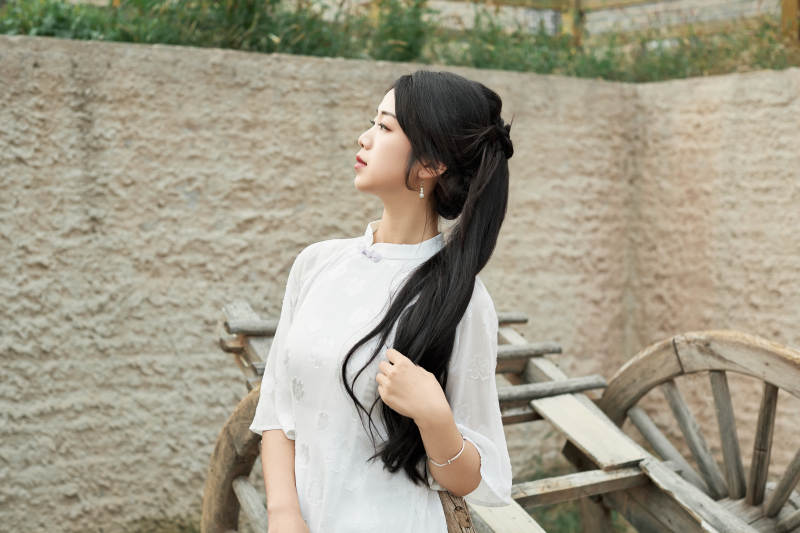 在影视基地身穿旗袍的亚洲女性图片