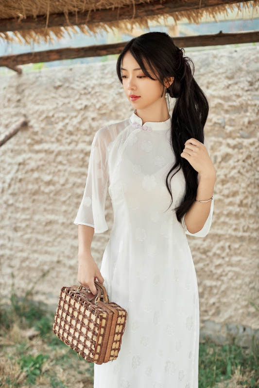 在影视基地身穿旗袍的亚洲女性图片