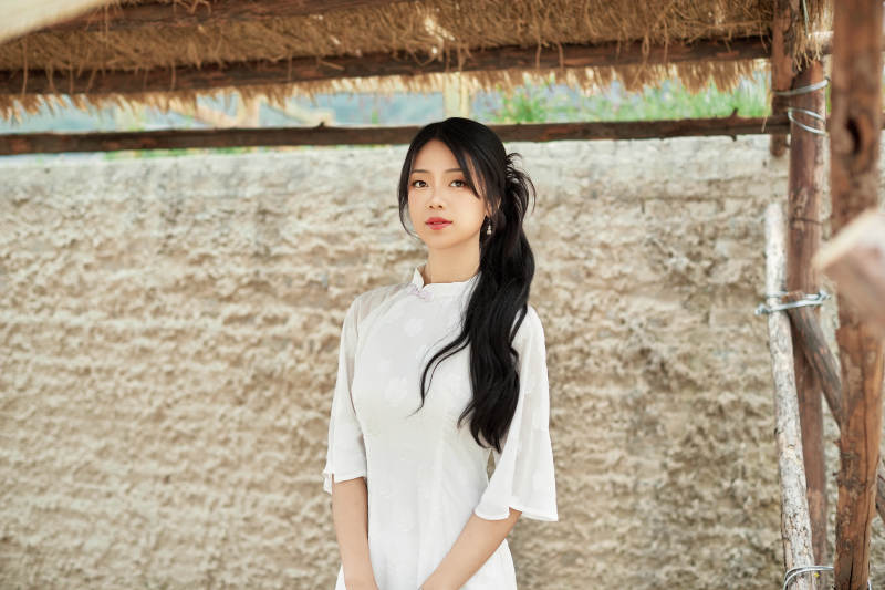 在影视基地身穿旗袍的亚洲女性图片