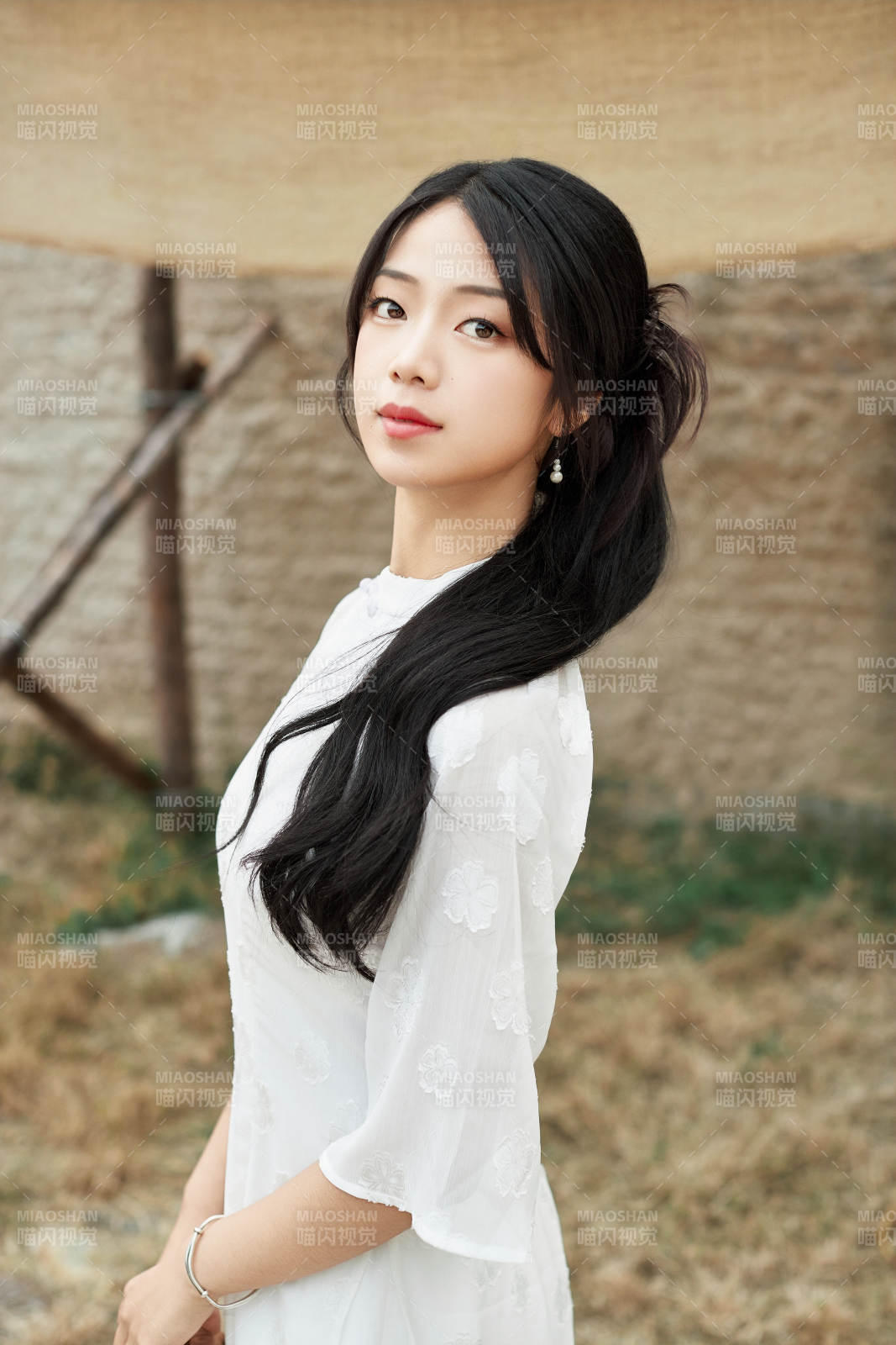 在影视基地身穿旗袍的亚洲女性图片