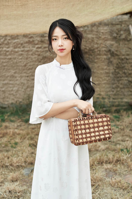 在影视基地身穿旗袍的亚洲女性图片